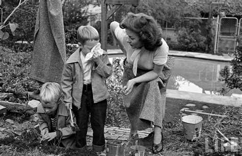 Susan Hayward with her twin sons | Home photo shoots, Susan hayward, Photo