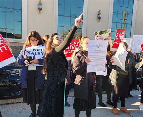 Spirited rally for an agunah in Kiryas Joel, despite gawkers, jeers, and egg throwers • Shtetl ...