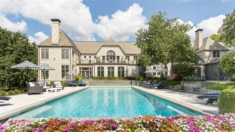 Travis Kelce shakes off fans with fearless $6 million property purchase