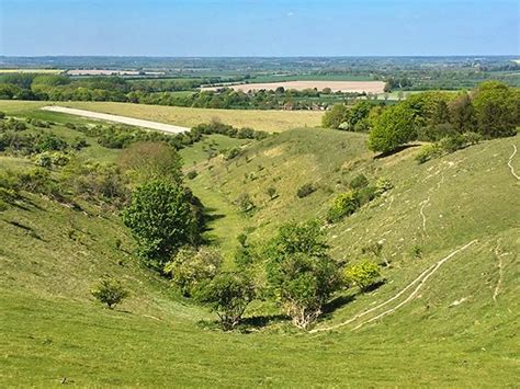 c) Walking in the Chilterns - Long Crendon Village