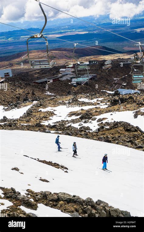 People skiing on the top of mount Ruapehu Stock Photo - Alamy