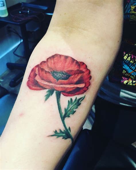 Poppy tattoo | Poppies tattoo, Tattoos, Leaf tattoos