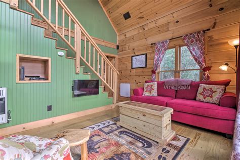 Beech Mountain Cabin W/ 180° Views - Near Hiking! in Beech Mountain w/ 2 BR (Sleeps6)