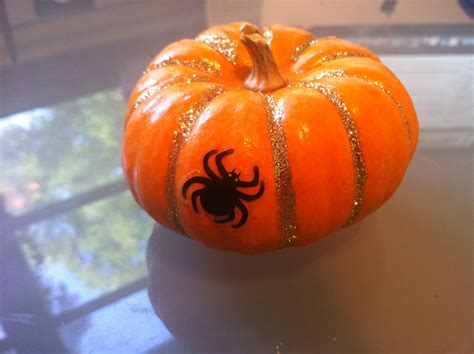 Halloween Craft: Glitter Pumpkins