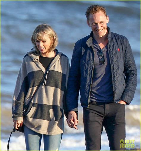 Taylor Swift & Tom Hiddleston Walk the Beach with His Mom!: Photo 3692471 | Taylor Swift, Tom ...