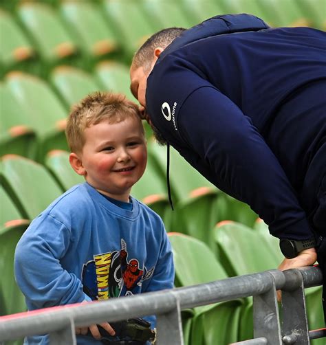 Owen Farrell reacts as dad Andy takes son to Ireland’s captain’s run ...