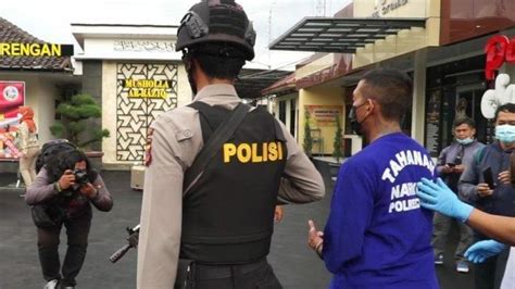 Digiring Polisi, Boris 'Preman Pensiun' Tampak Kesal dan Acungkan Jari Tengah - TribunNews.com