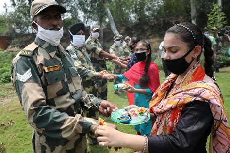 Raksha Bandhan 2023: सीमा पर तैनात जवानों तक कैसे पहुंचती है राखियां ...