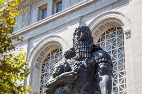 Premium Photo | Statue of the Assyrian King Ashurbanipal in San ...