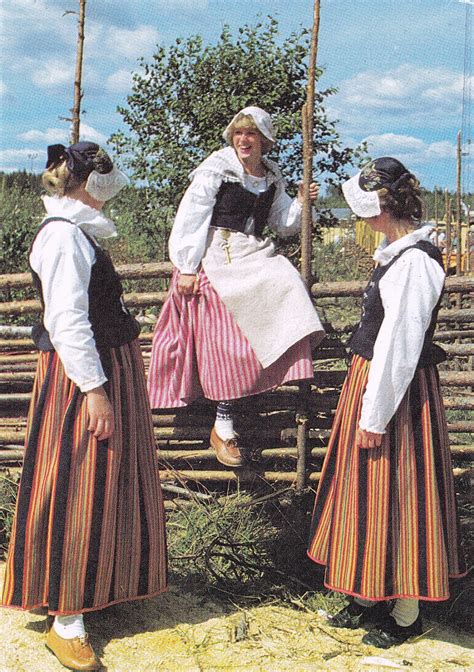 Connections to the World: Dutch & Finnish Female Costumes