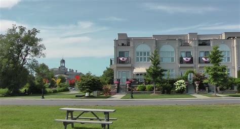 Le Victoria Hall surplombant les condominiums | Le port de Cobourg est notre communauté