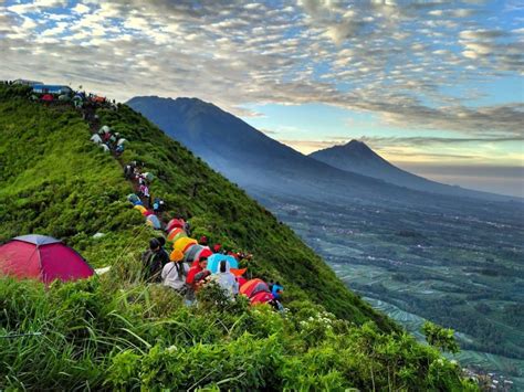 Keindahan Puncak Gunung Andong | Indonesia Traveler