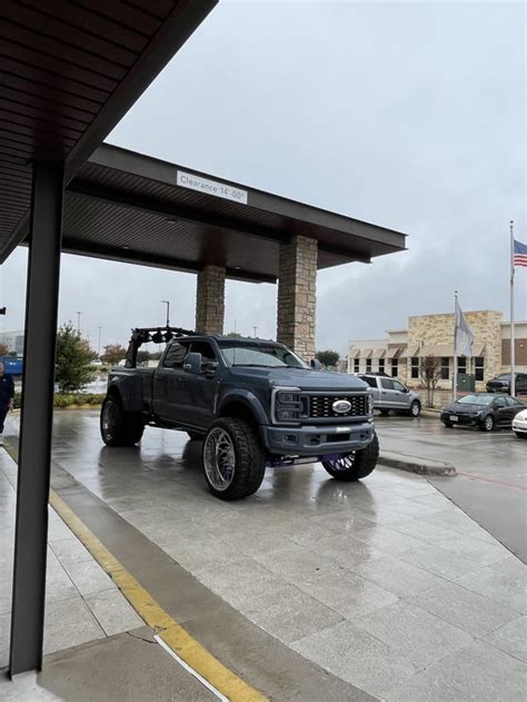 [ford f450 super duty] the hydraulic lift looks insane : r/spotted