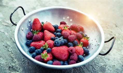 Type 2 diabetes: Oatmeal and berries are the best choice to lower blood sugar | Express.co.uk