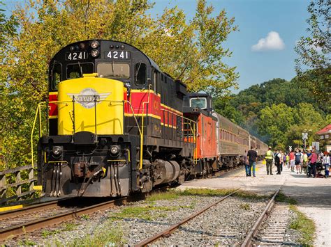 18 Best Fall Foliage Train Rides For Leaf Peeping