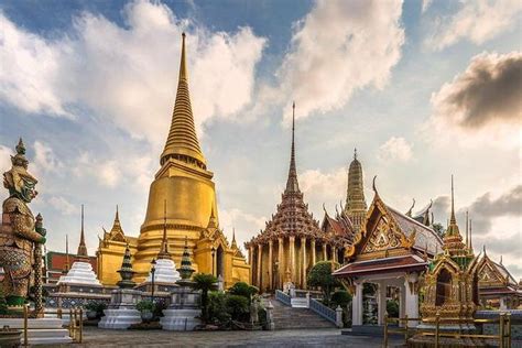 Royal Grand Palace and Bangkok Temples: Half Day Tour 2024