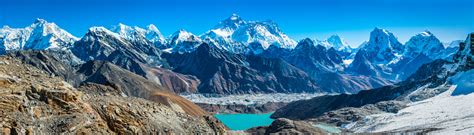 Mt Everest Towering Over Himalaya Mountain Range Panorama Nepal Stock Photo - Download Image Now ...