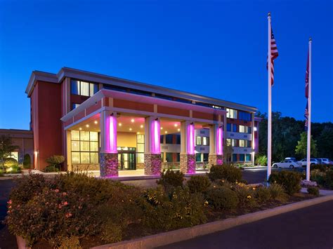 Pet-Friendly Hotels near Boston | Crowne Plaza Boston - Woburn