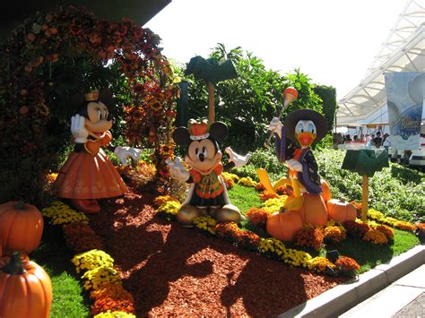 Disney halloween decor | Disney halloween decorations, Disney halloween, Disney world halloween