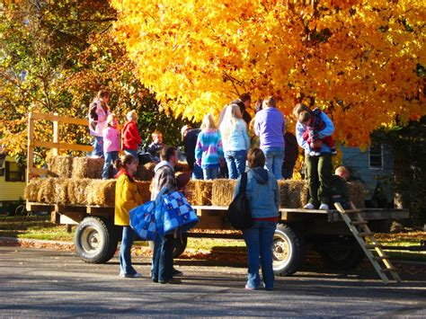 Perfect way to spend an evening in the autumn! I love a hayride ...