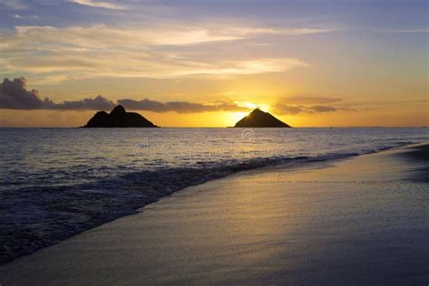 Sunrise on the Beach in Hawaii Stock Image - Image of islands, sunset: 36740667