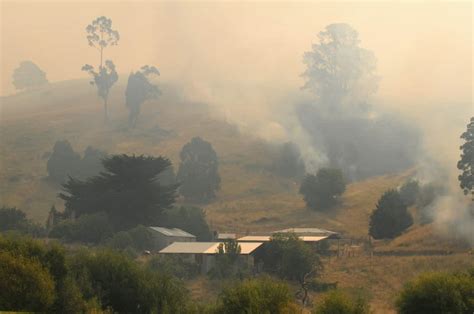 People shelter in ocean as fire encircles Victorian town | SBS NITV