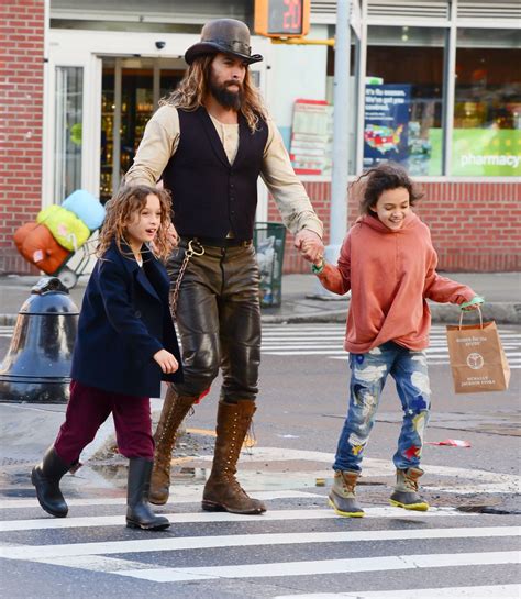 New York, NY – *EXCLUSIVE* Jason Momoa takes a stroll with his kids ...