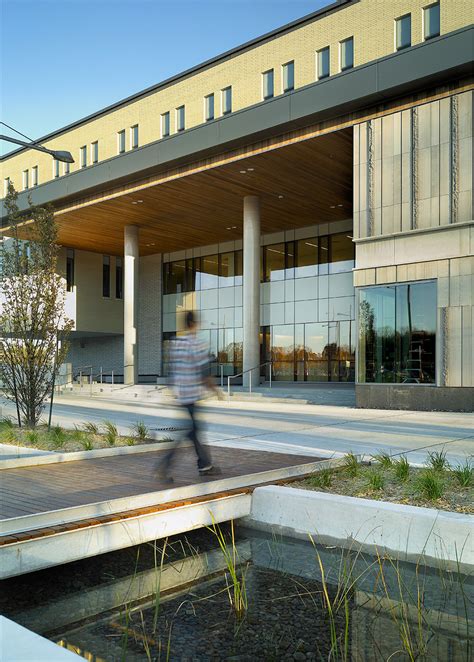 Academic Building, Lakehead University - Moriyama & Teshima Architects