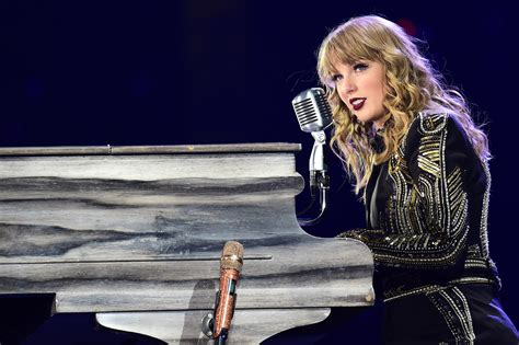 Taylor Swift fans are convinced she's announcing 'Reputation TV' at the Grammys 2024