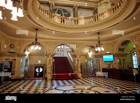 Le grand escalier, hall, hall d'entrée et rotonde de l'intérieur de l ...