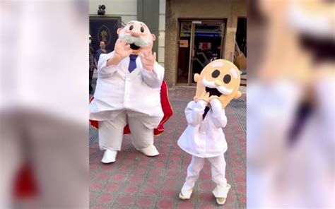 ¡De Dr. Simi! Niño se disfraza de la famosa botarga para Halloween ...