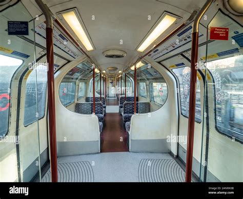 London underground bakerloo line tube hi-res stock photography and images - Alamy