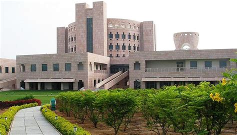 ISB Hyderabad Admission 2025: Eligibility & Average Salary