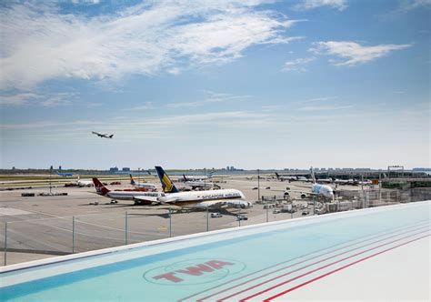 The TWA Hotel opens at JFK Airport, helps revamp Saarinen's Jet Age ...