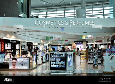 Cosmetics and perfumes boutique duty free shop Incheon international Stock Photo, Royalty Free ...