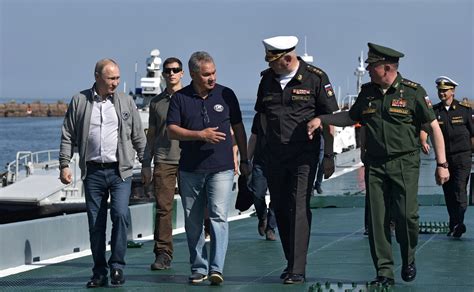 Inspection of submarine sunk during Great Patriotic War • President of Russia