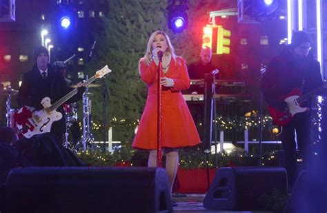 Kelly Clarkson to Host 2023 Rockefeller Tree Lighting Ceremony