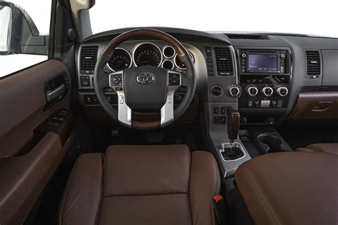 2017-Toyota-Sequoia-4x4-Platinum-cockpit - Motor Trend en Español