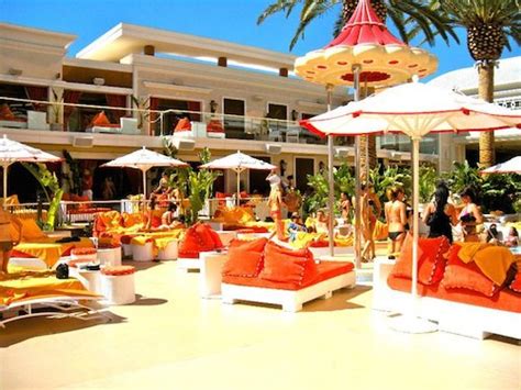 Encore Beach Club Pool Party ☀ Cabana Rental | Bachelor Vegas