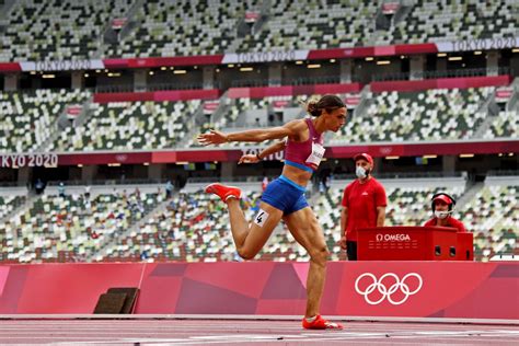 Sydney McLaughlin breaks her own world record, wins gold in 400m hurdles