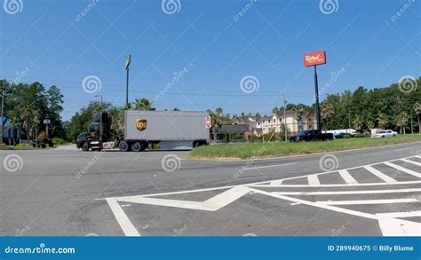 UPS Semi Truck Red Roof Inn and Traffic Editorial Image - Image of travel, commerce: 289940675
