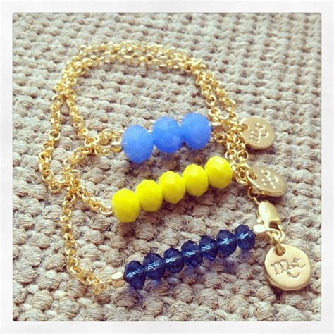 Pulsera de cadenita tonos azules y amarillo | Charm bracelet, Beaded ...