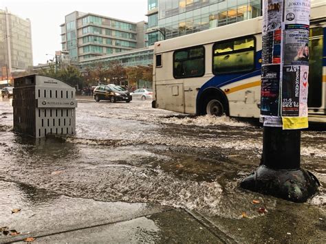 Torrential rainfall causes flooding in Vancouver streets (PHOTOS) | Daily Hive Vancouver