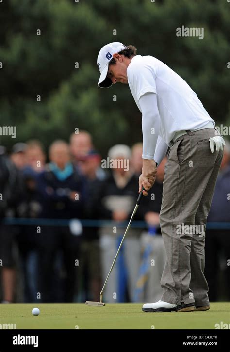 Professional Golfer Rory MciLroy putting Stock Photo - Alamy