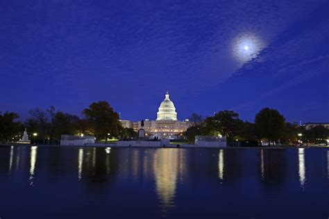 Monuments by night tour in Washington, D.C. | musement