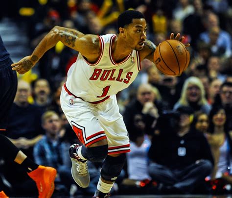 Derrick Rose's head level with rim durning dunk (Video)