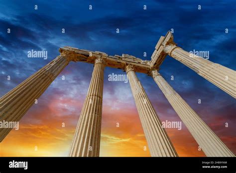 Ancient Greek architectural columns Stock Photo - Alamy