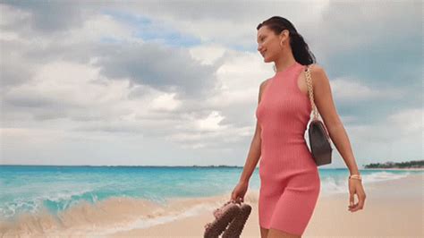 Bella Hadid GIF - Bella Hadid - Discover & Share GIFs