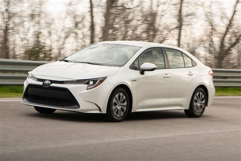 The 2020 Toyota Corolla Hybrid requires few sacrifices to save gas - CNET