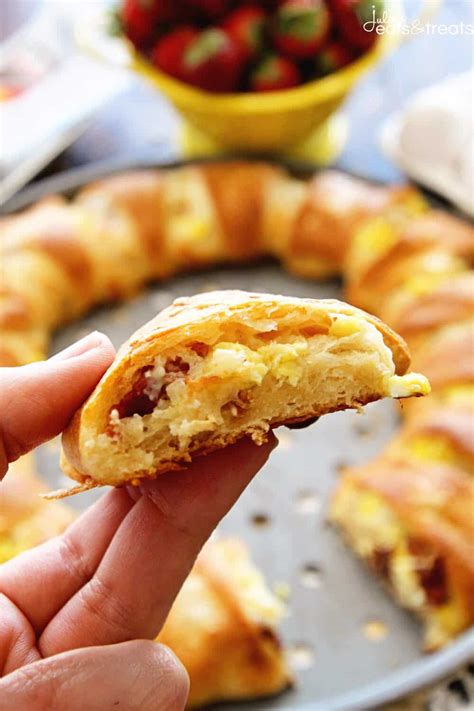 Cheesy Bacon & Egg Crescent Ring Recipe - Julie's Eats & Treats